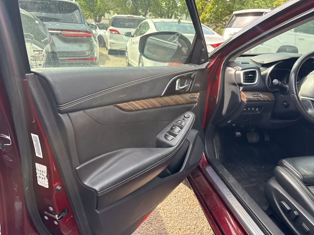 Used 2017 Red Nissan Platinum image 18