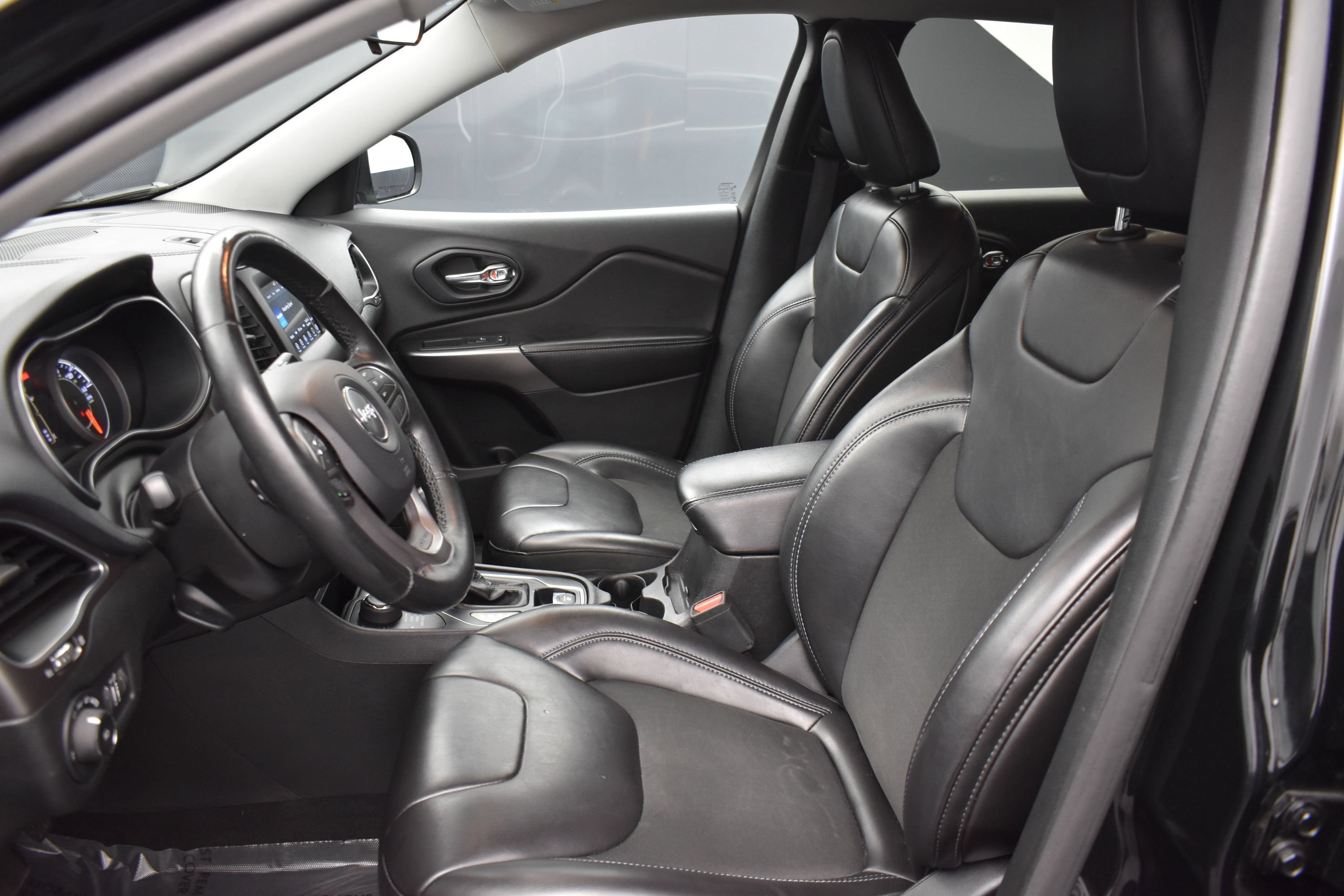 Used 2019 Diamond Black Crystal Pearlcoat Jeep Latitude Plus image 11