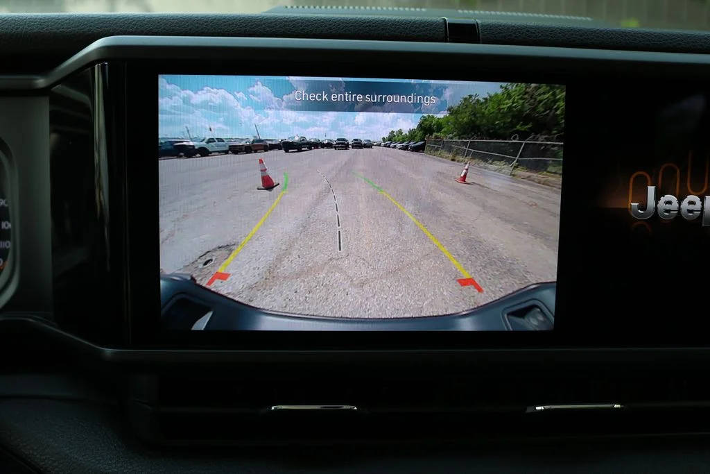 Used 2024  Jeep Sport image 23