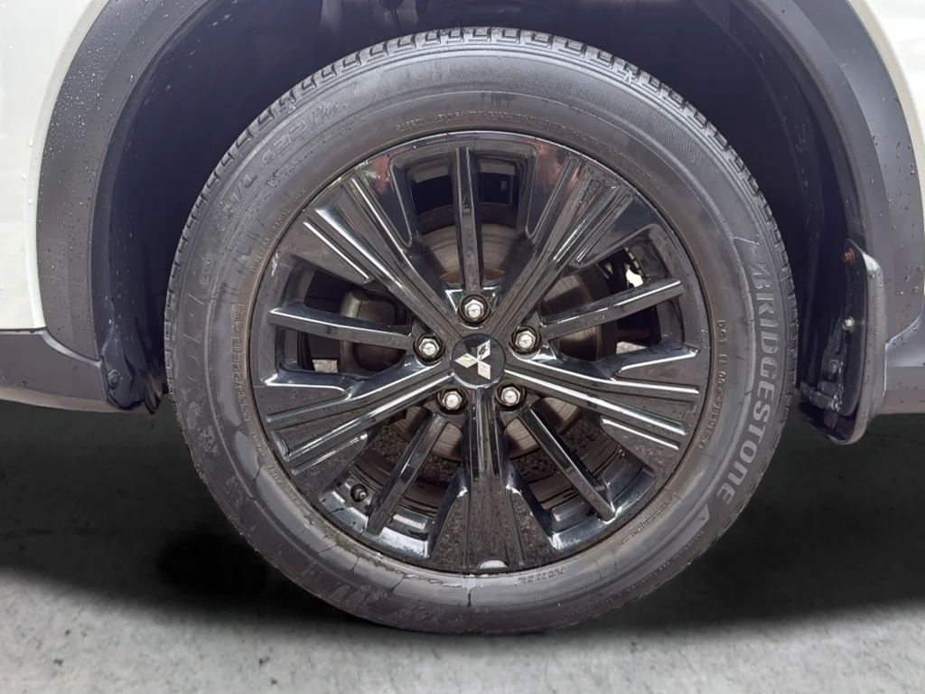 Used 2020  Mitsubishi LE image 19