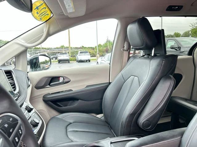 Used 2024 Bright White Clearcoat Chrysler Touring L image 34