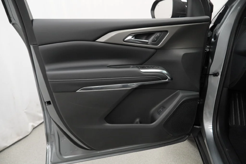 New 2027 Sterling Gray Metallic Chevrolet LT image 22