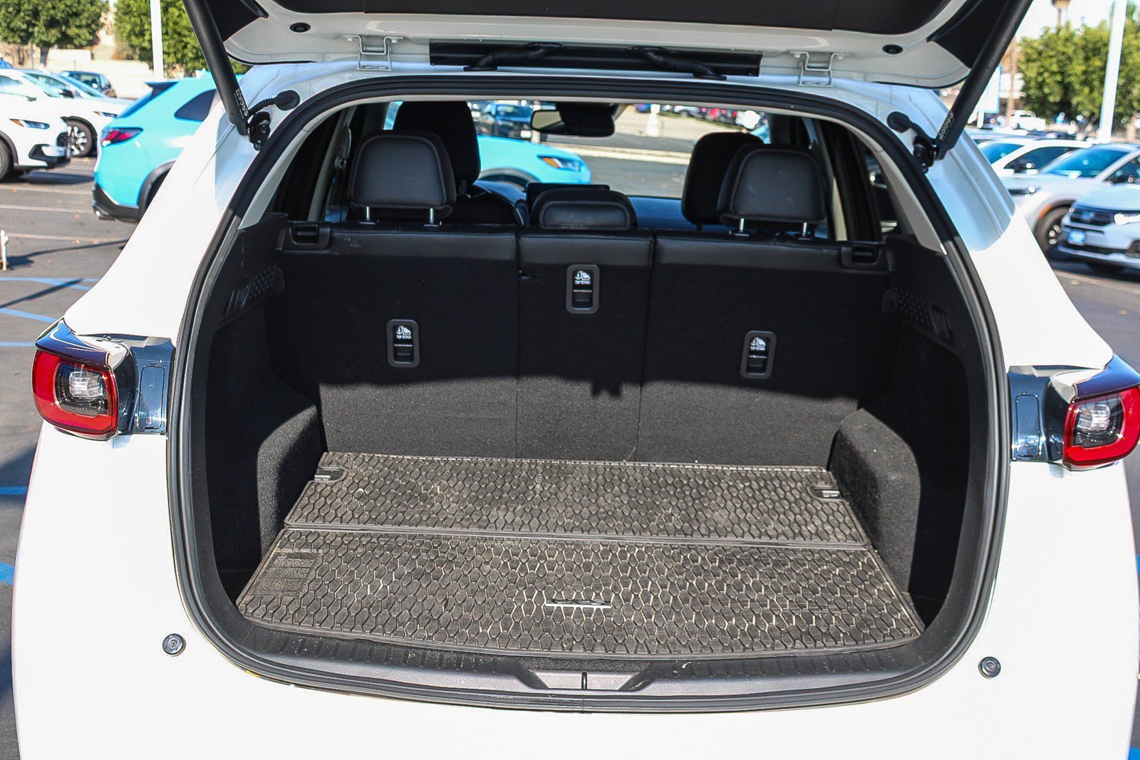 Used 2025 Rhodium White Metallic Mazda 2.5 S Preferred Package image 27