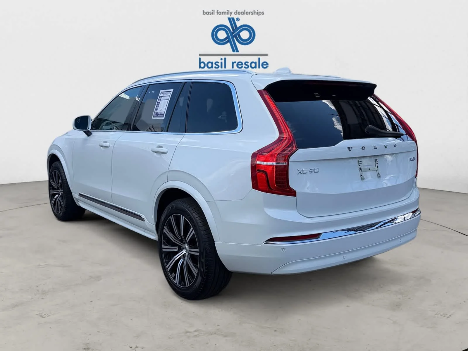 Used 2025 Crystal White Metallic Volvo Core image 4