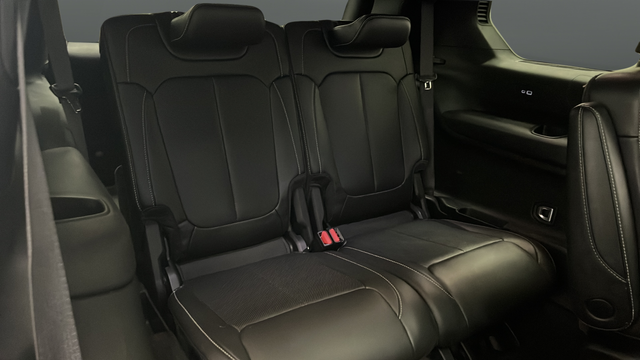 Used 2024 Diamond Black Crystal Pearlcoat Jeep Limited image 26