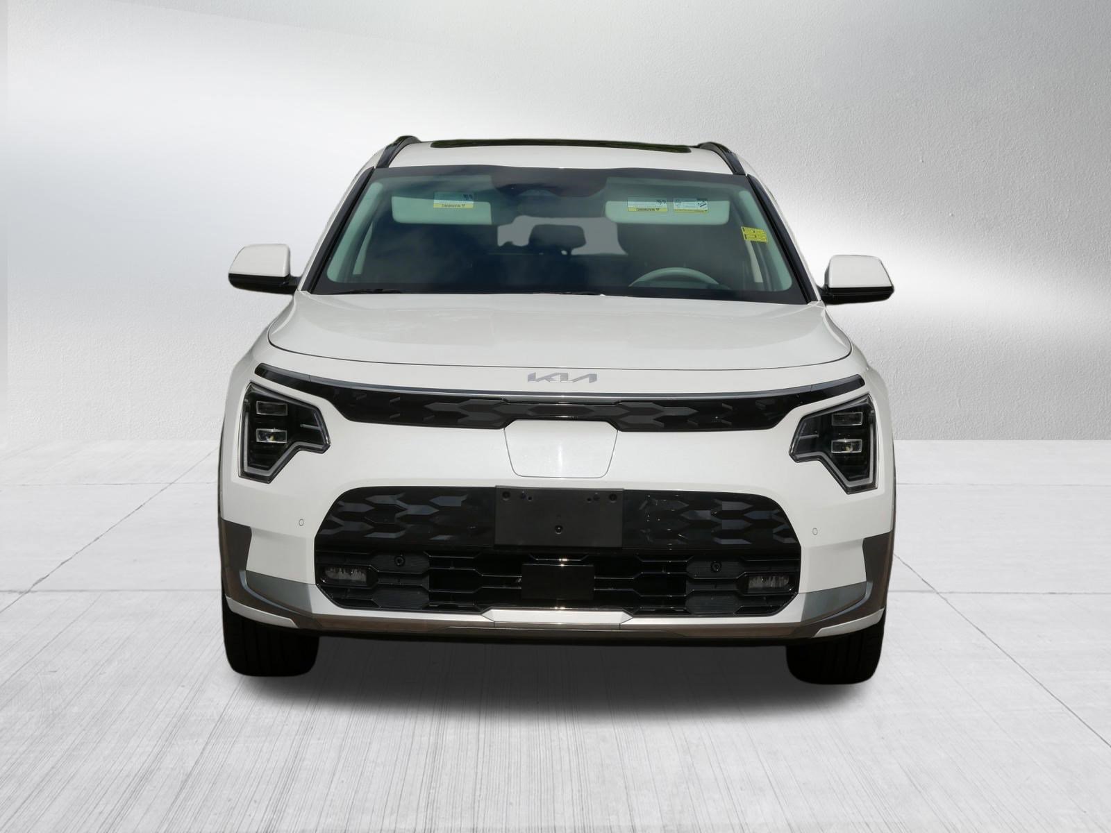 Certified Used 2024 Snow White Pearl Kia Wave image 2