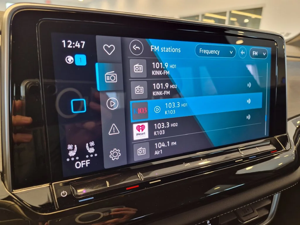 Used 2025 Black Volkswagen 2.0T SE w/Technology image 19
