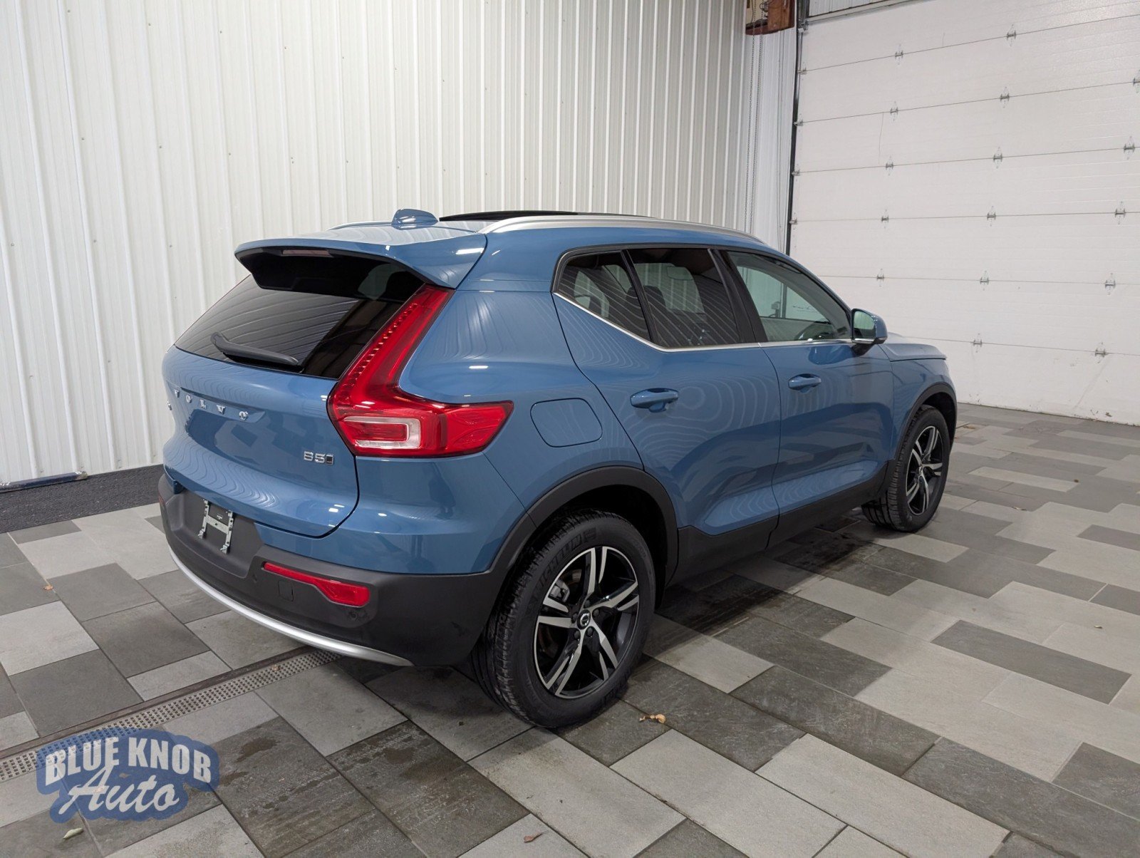 2025 Volvo XC40 Core photo 4