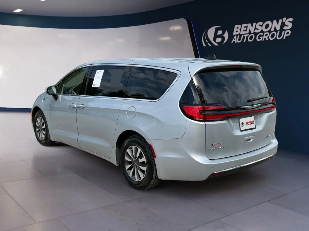 Used 2023 Silver Chrysler Touring L image 3