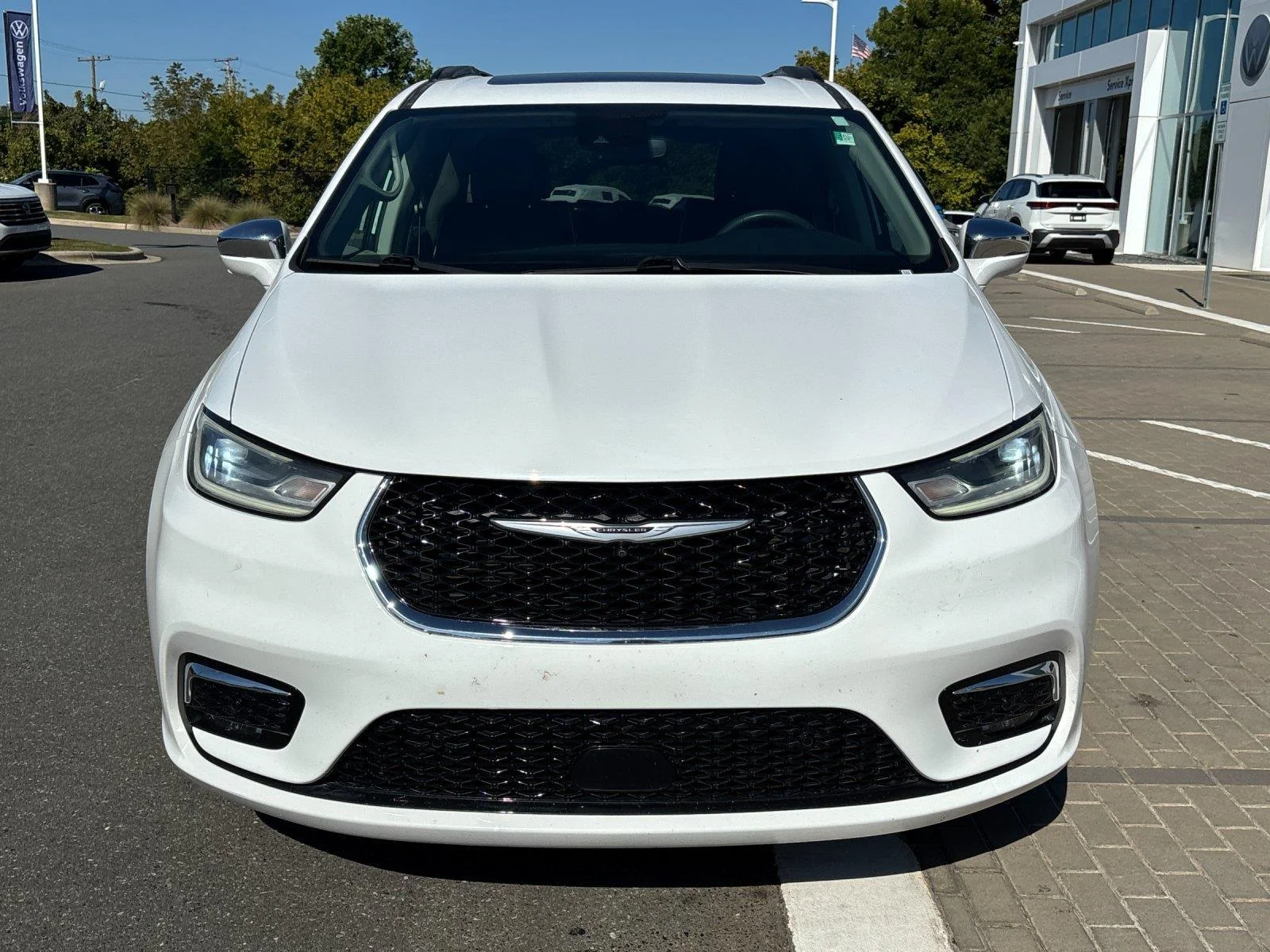 Used 2022 Bright White Clearcoat Chrysler Limited image 8