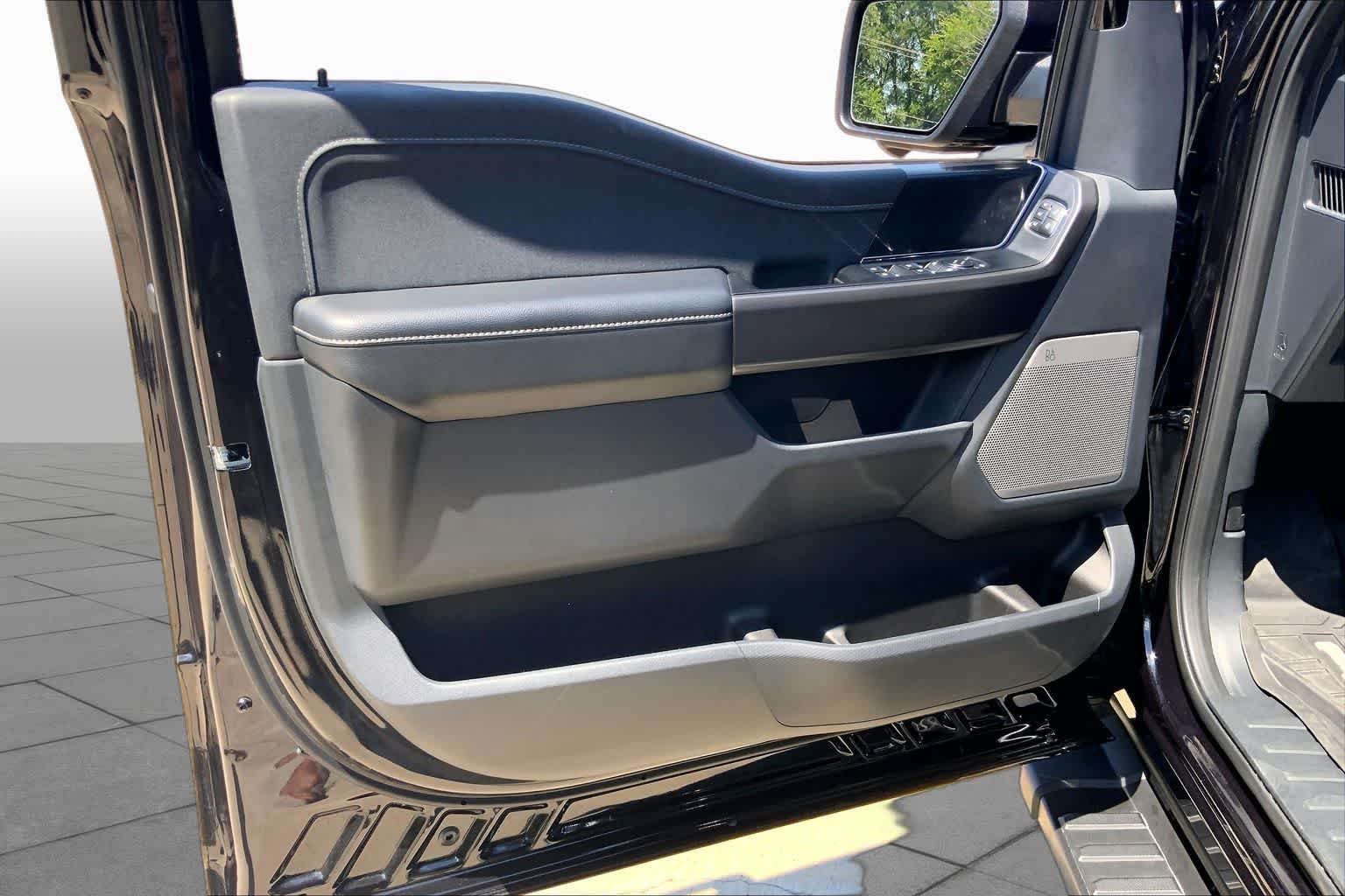 Used 2025 Agate Black Metallic Ford LARIAT image 42