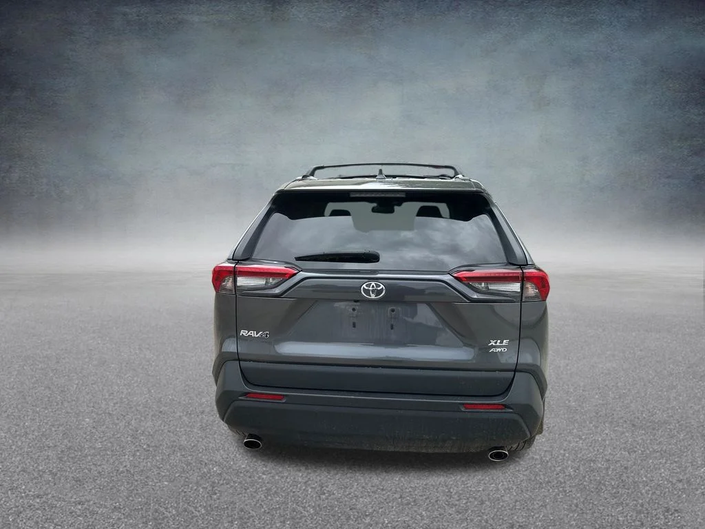Used 2021 Gray Toyota XLE Premium image 5