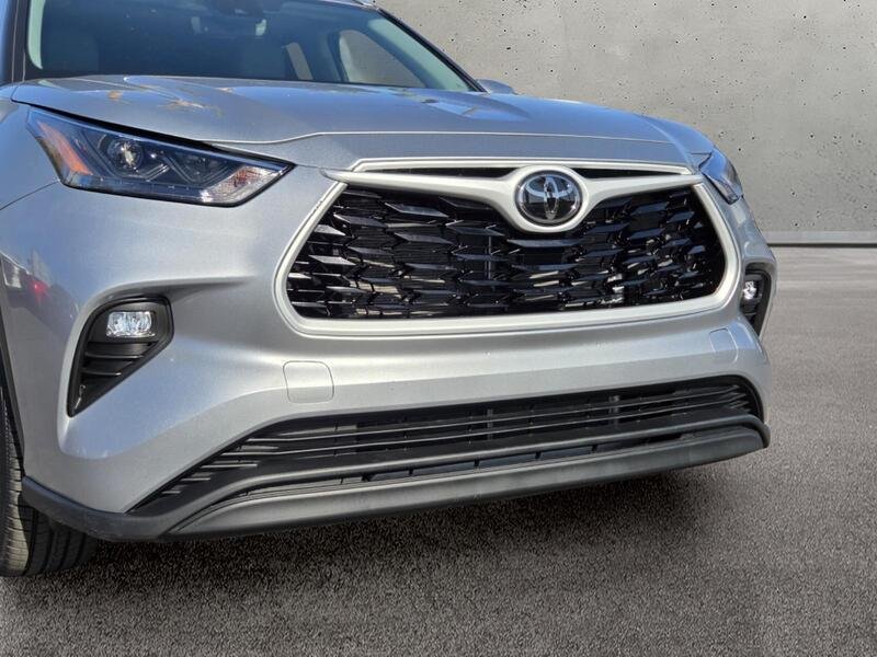Used 2025 Silver Toyota XLE image 9
