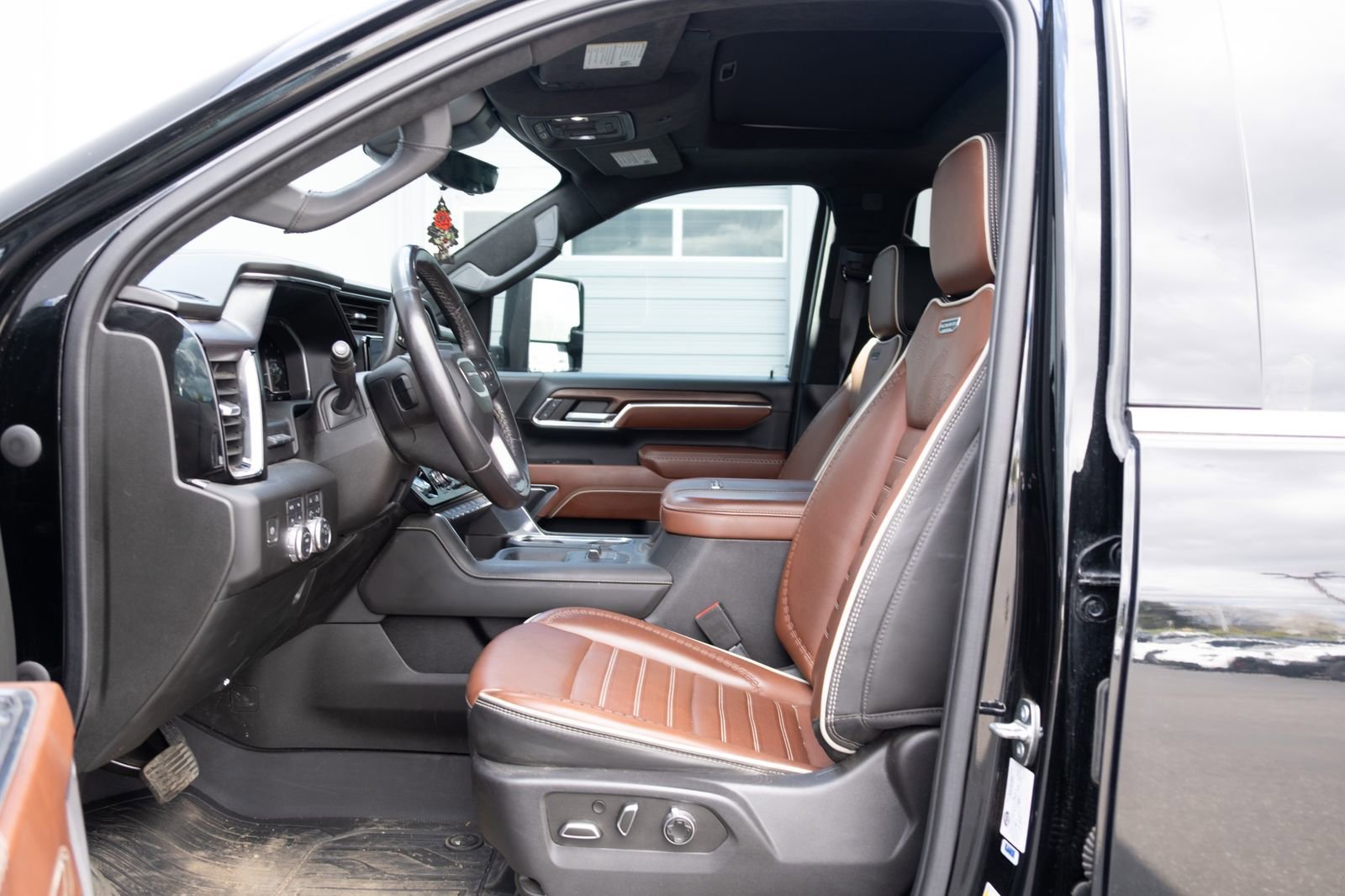 Used 2024 Onyx Black GMC Denali Ultimate image 9