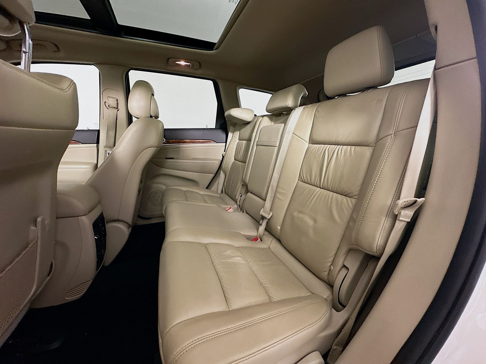Used 2011 Stone White Clearcoat Jeep Limited image 24