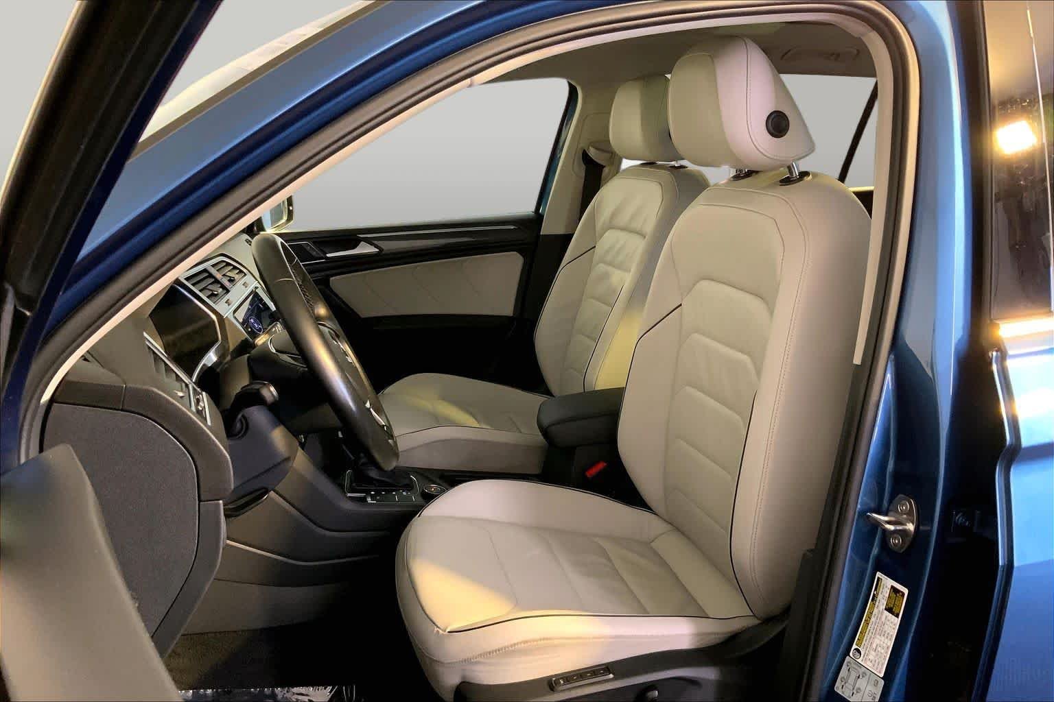Used 2019 Deep Black Pearl Volkswagen SEL Premium image 9