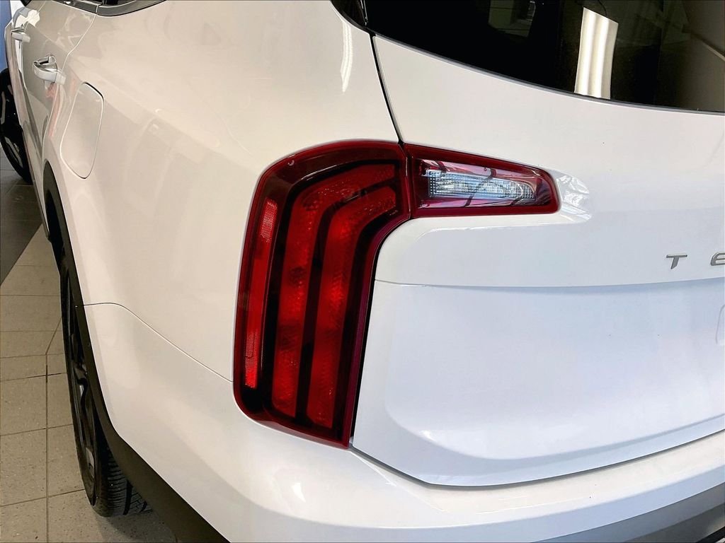 Used 2023 White Kia S image 34