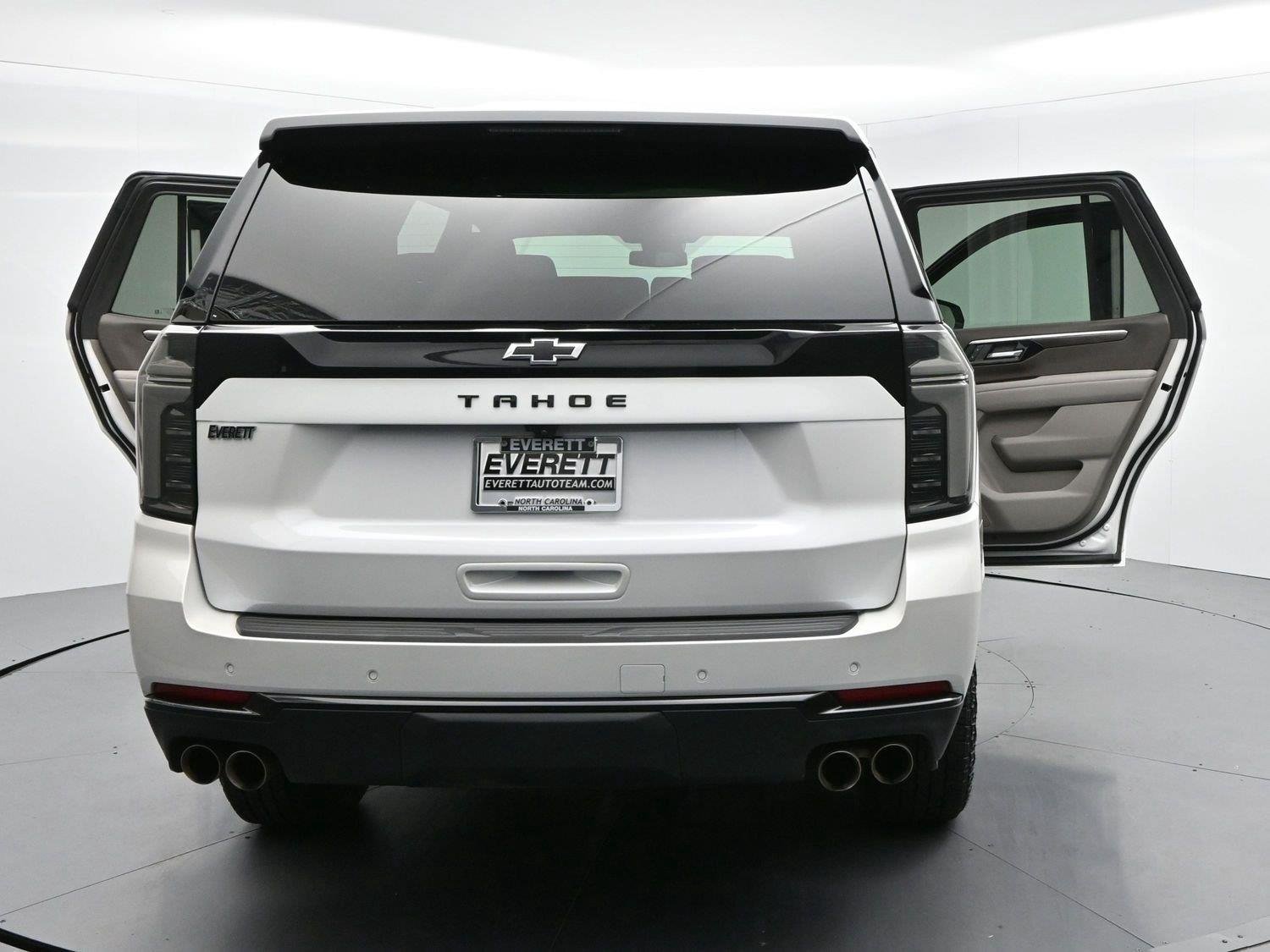 Used 2025 Iridescent Pearl Tricoat Chevrolet Z71 image 40