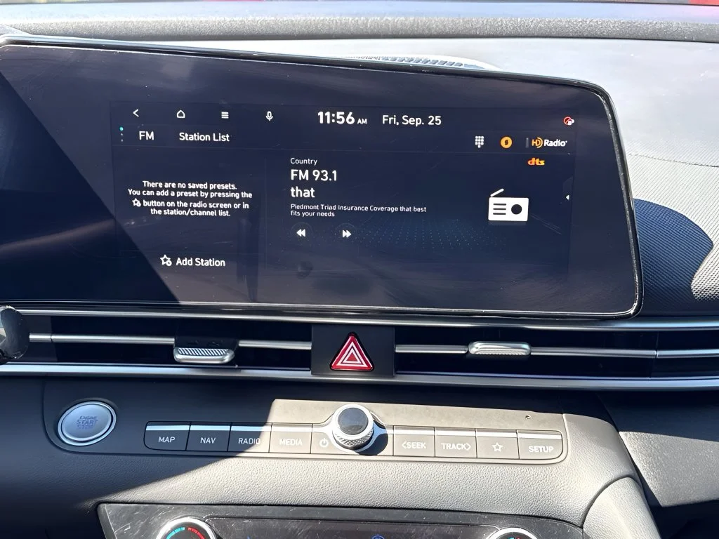 Used 2025 White Hyundai SEL Convenience image 17