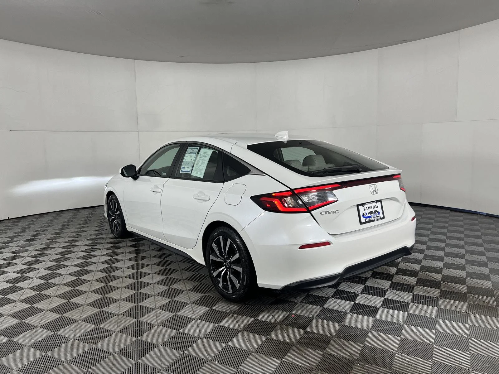 Used 2024 Platinum White Pearl Honda EX-L image 7