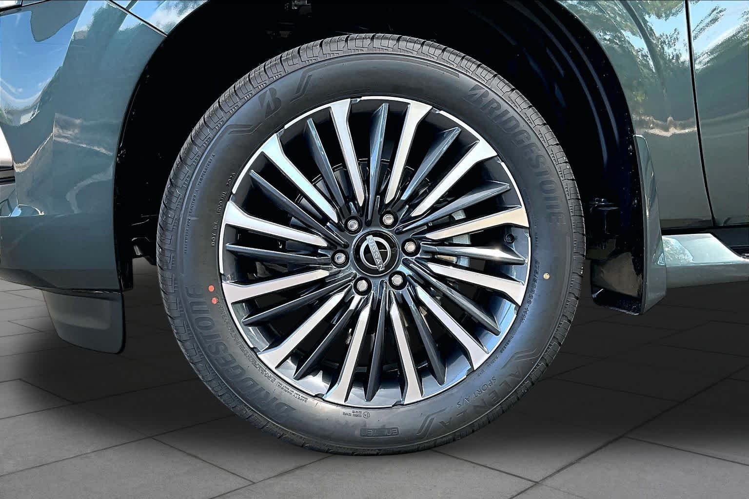 New 2026 Alpine Metallic / Super Black Two-tone Nissan Platinum Reserve image 9