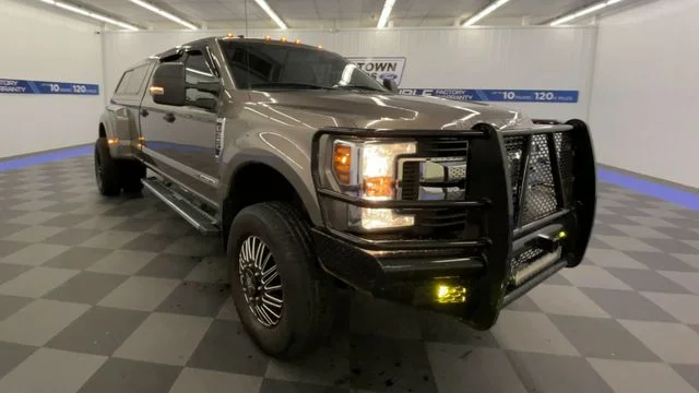 Used 2019  Ford XLT DRW CREW CAB image 2
