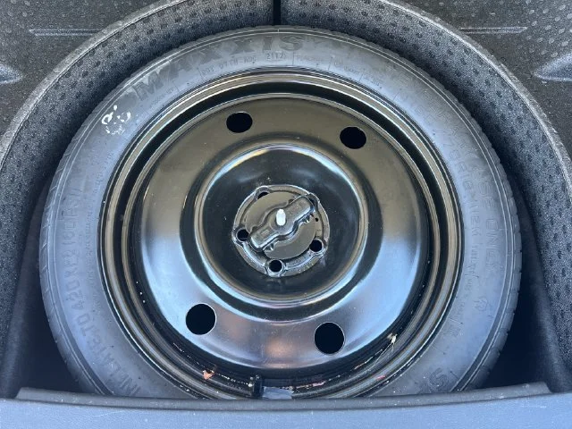 Used 2017 Silver Lincoln Reserve image 9