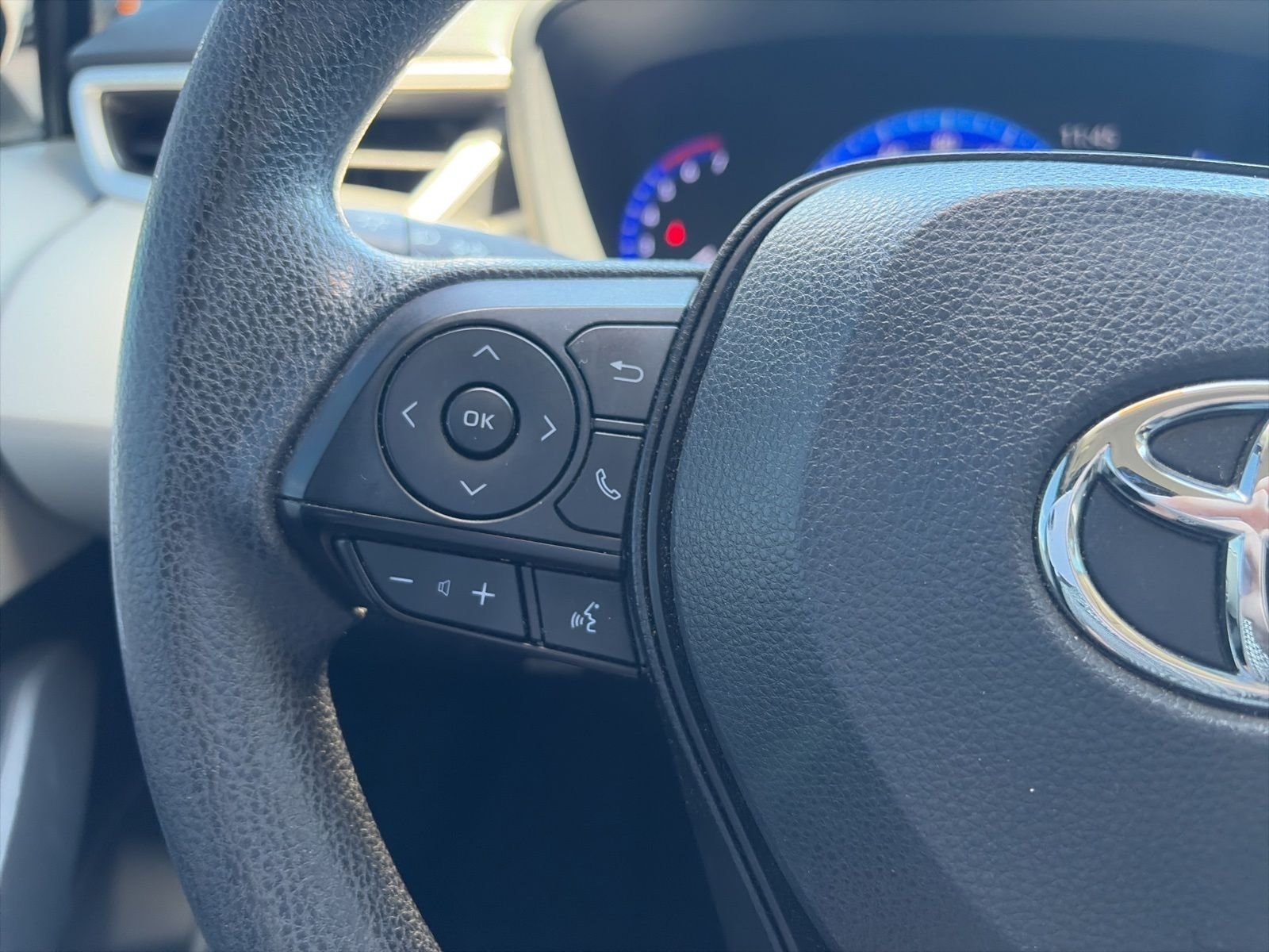 Used 2020 White Toyota LE image 17