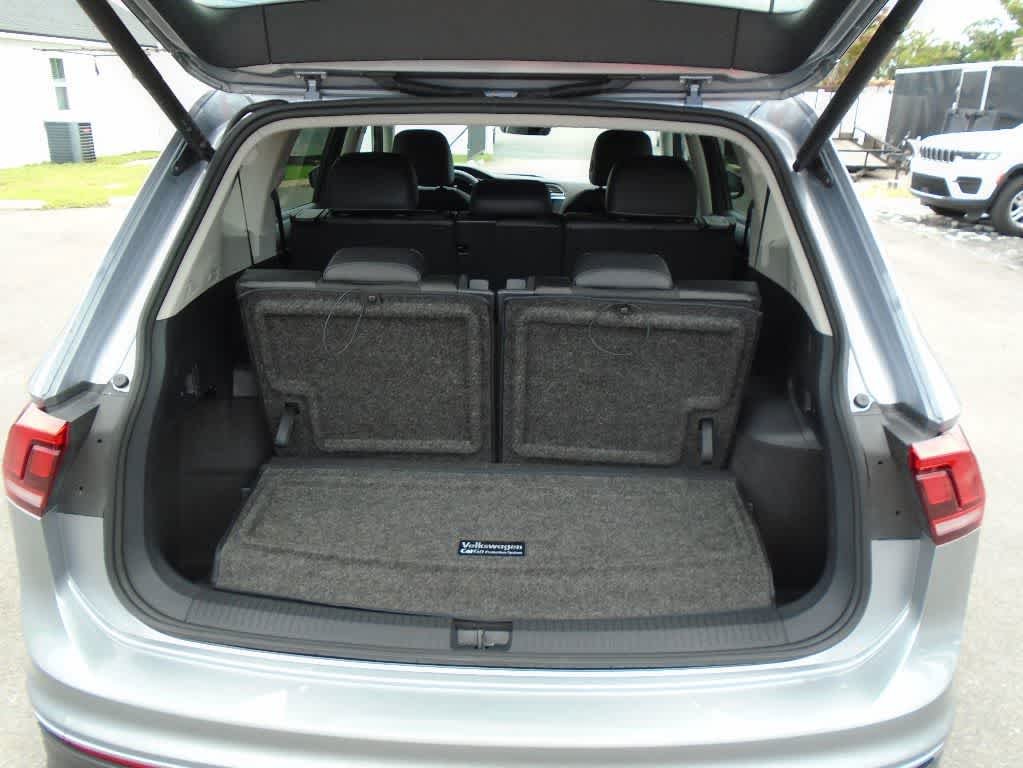 Used 2024 Pyrite Silver Metallic Volkswagen SE image 2