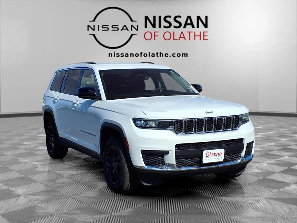 Used 2023 White/off-white Jeep Laredo image 31