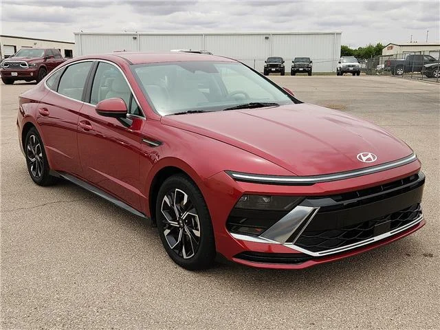 Used 2024 Red Hyundai SEL Front-Wheel Drive image 6