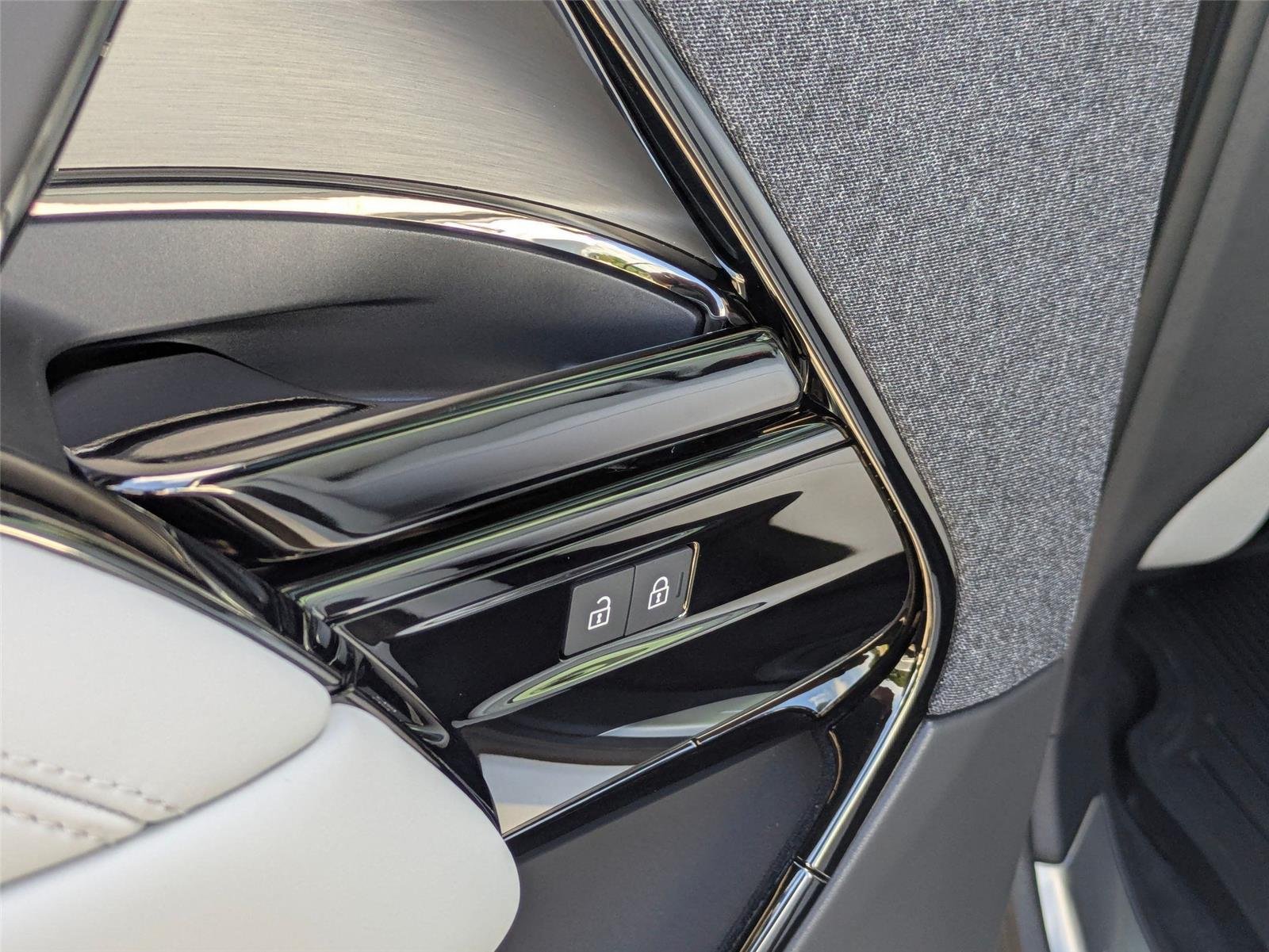 New 2026 Fuji White Land Rover SE image 27
