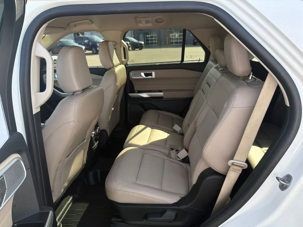 Used 2022 White Metallic Ford Limited image 17
