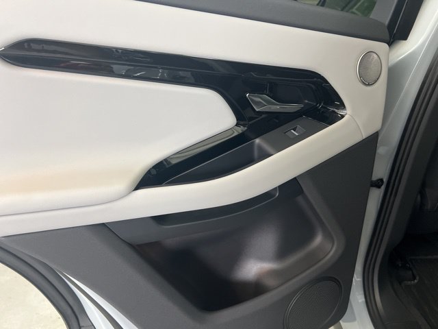 New 2026 Arroios Grey Land Rover Dynamic SE image 14