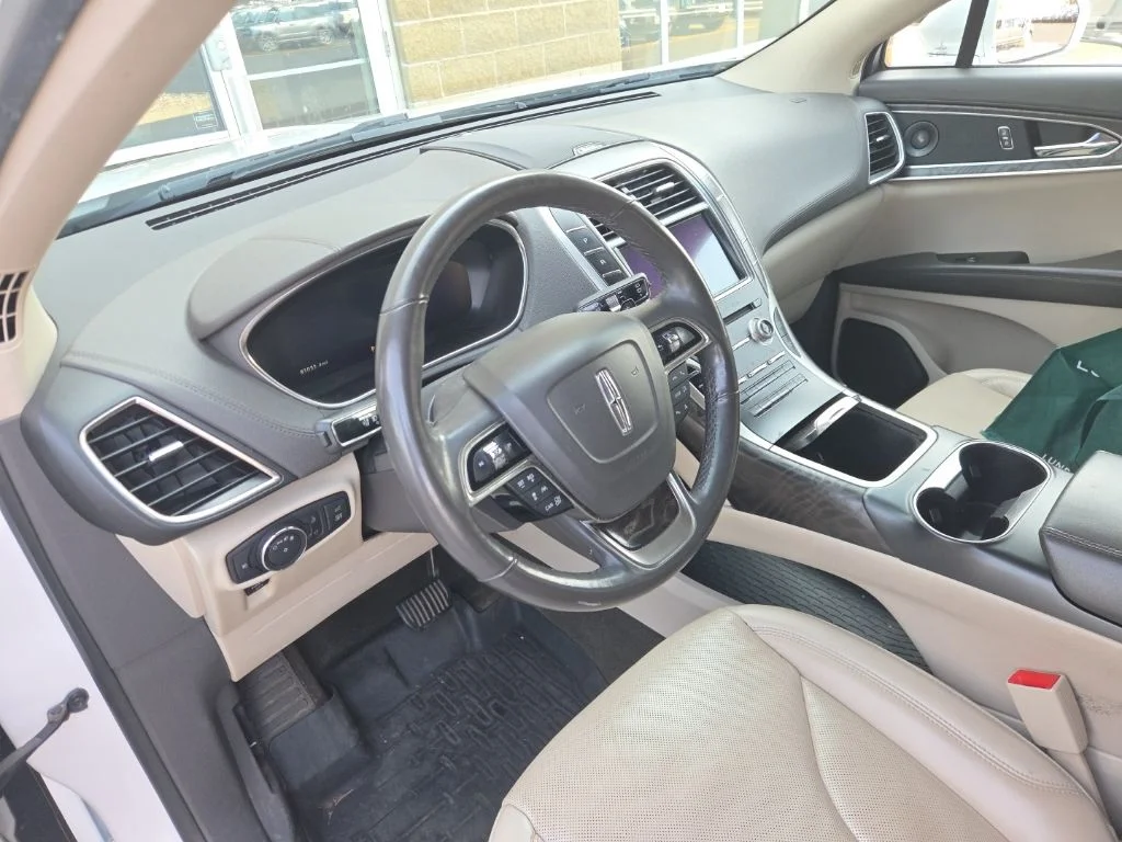 Used 2019 White Lincoln Reserve image 5