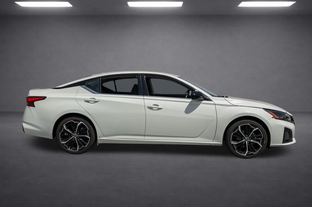 Used 2024 White Nissan 2.5 SR image 2