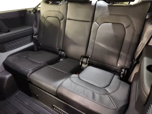 New 2026 Santorini Black Metallic Land Rover S image 32