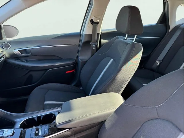 Used 2022 Gray Hyundai SE image 7