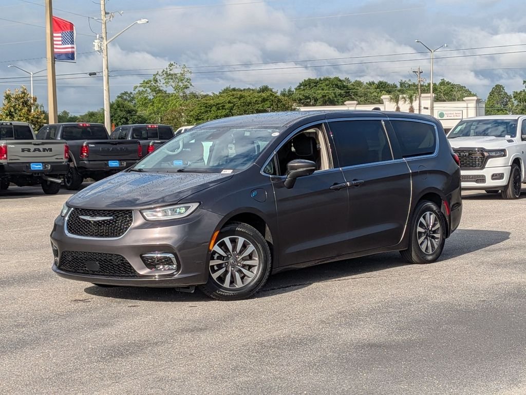2023 Chrysler Pacifica Hybrid Touring L Hybrid's photo