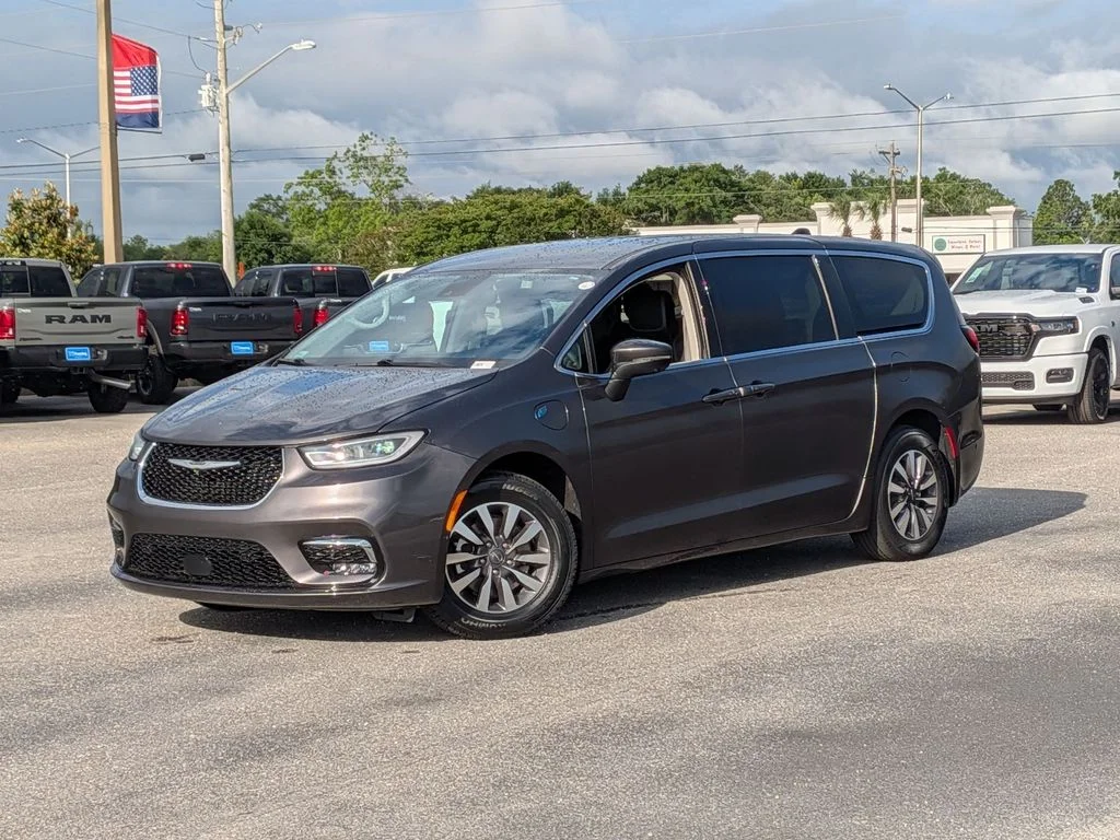 2023 Chrysler Pacifica Hybrid Touring L Hybrid's photo