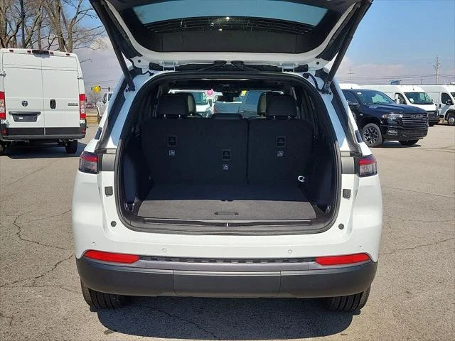New 2026 Bright White Clear-Coat Exterior Paint Jeep Limited image 8