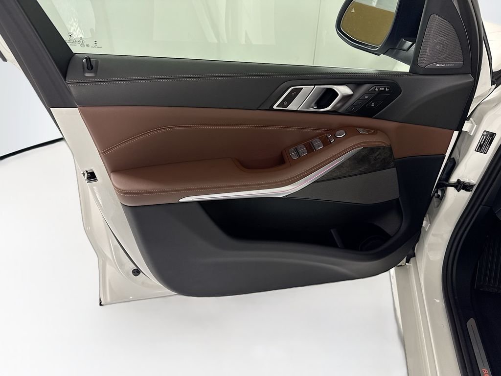 Used 2024 Alpine White BMW xDrive40i image 25