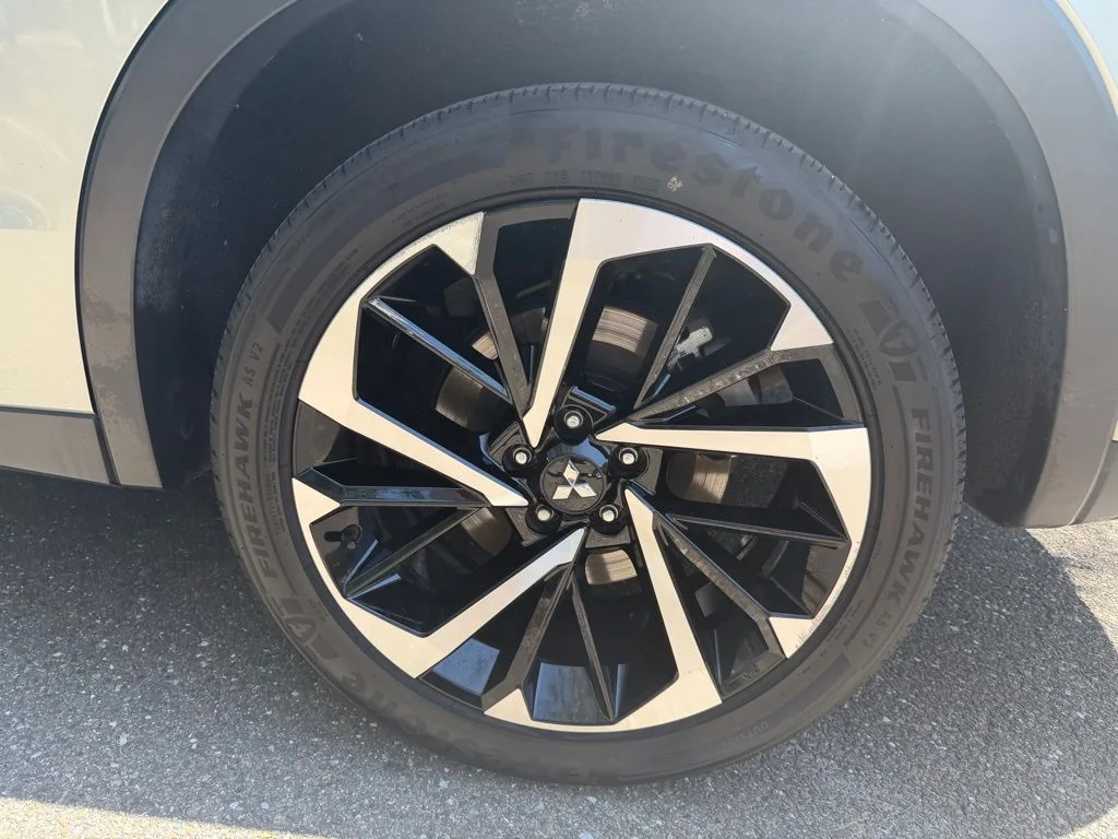 Used 2024  Mitsubishi SE Black Edition image 30