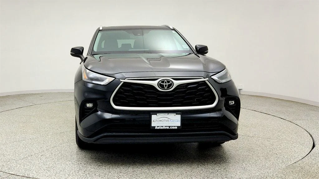 Used 2022 Midnight Black Metallic Toyota XLE AWD image 2
