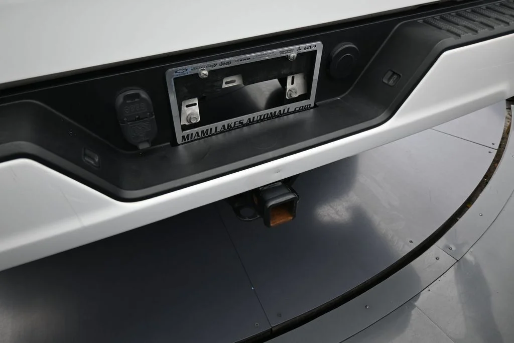Used 2022 Summit White Chevrolet Custom image 39