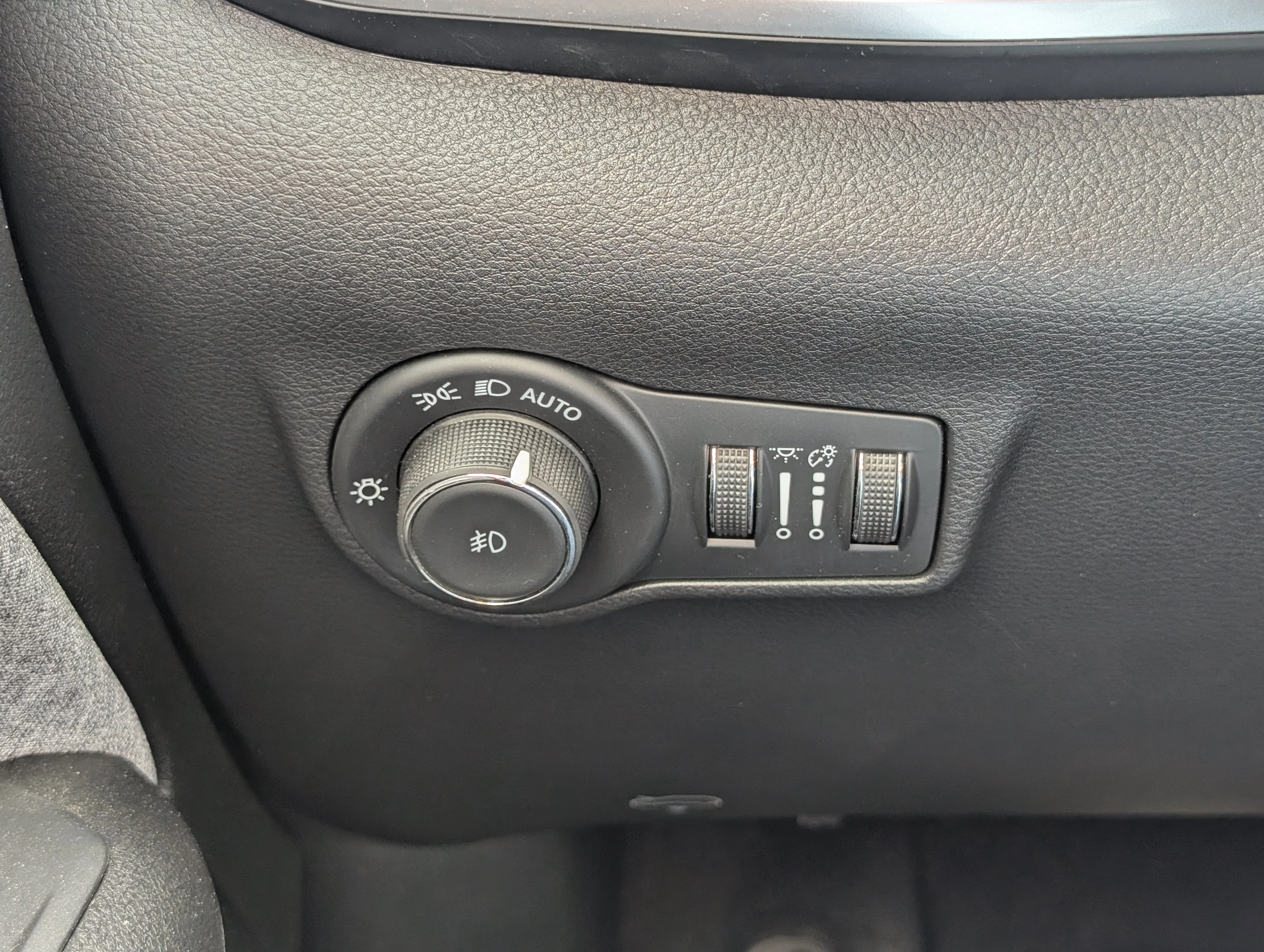 New 2025 Silver Zynith Metallic Jeep North image 27