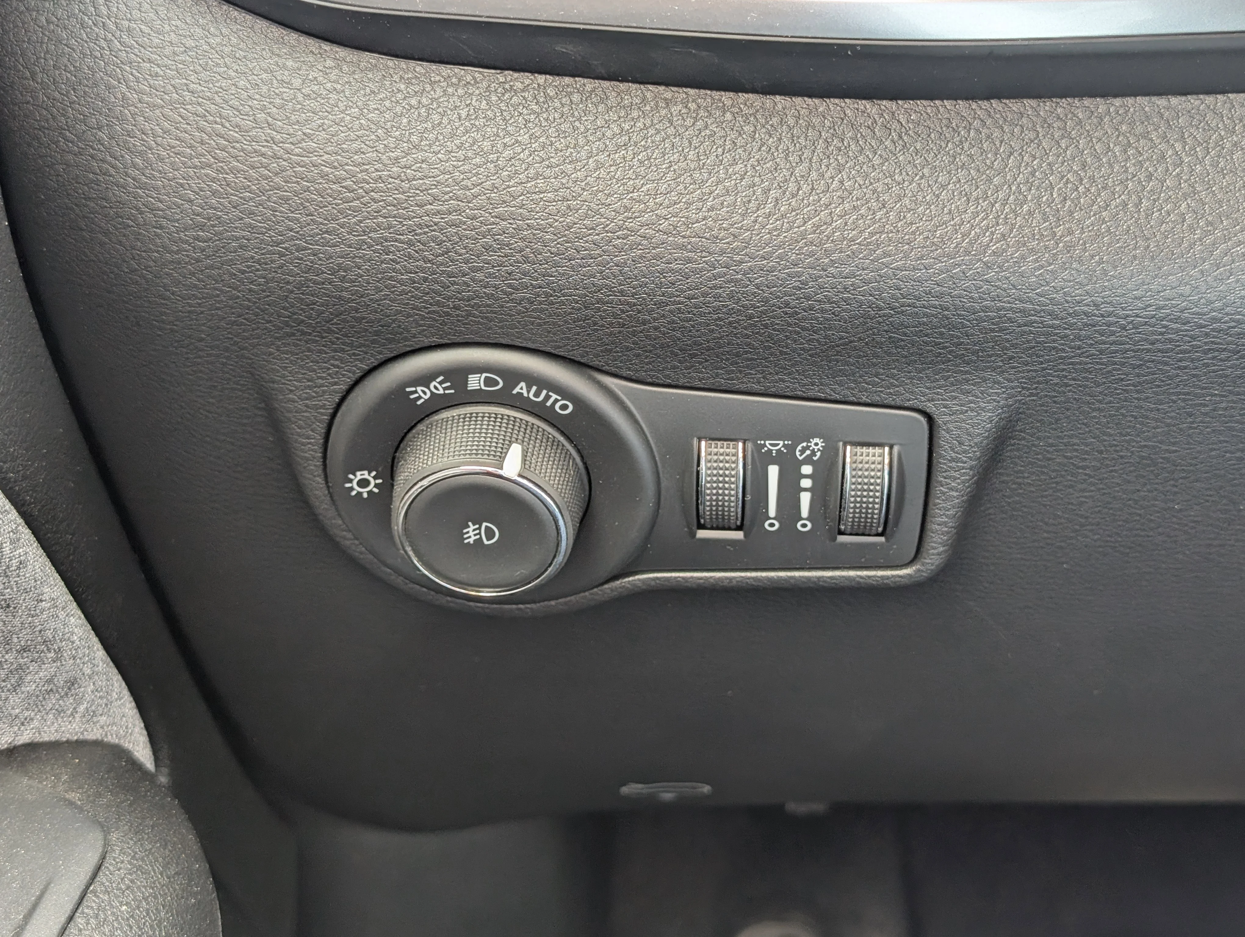 New 2025 Silver Zynith Metallic Jeep North image 27