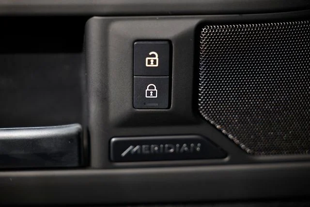 2025 Land Rover Defender S - Photo 17