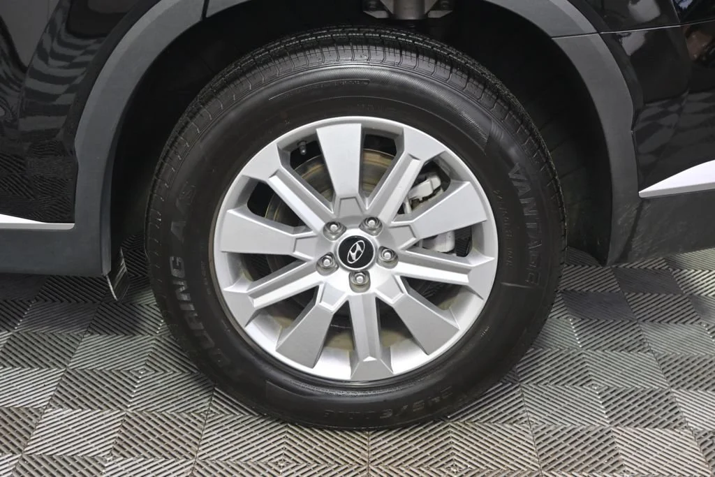 Used 2025 Black Hyundai SEL image 20