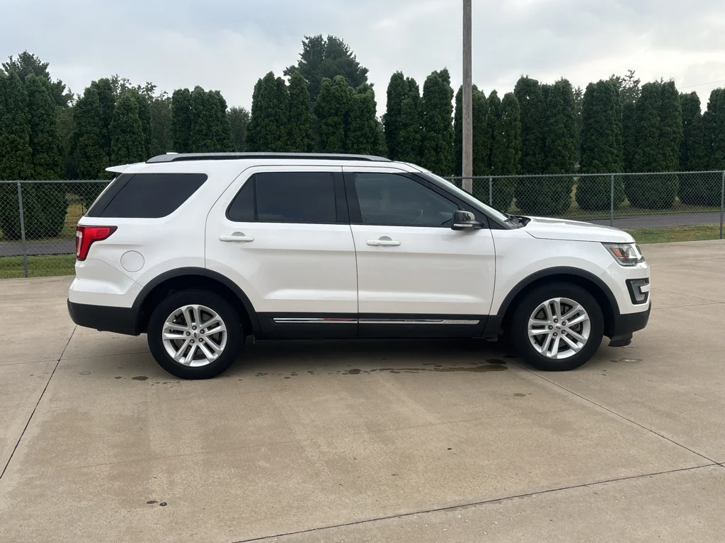 Used 2017 White Platinum Tri-Coat Metallic Ford XLT image 4